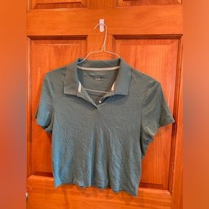 Green cropped polo shirt